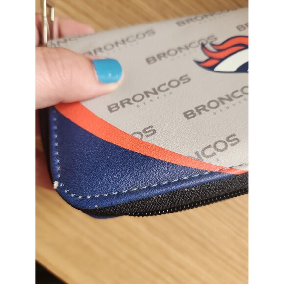 NFL Denver Broncos Curve Zip Organizer Wallet w/ Detachable Strap NWT - Picture 9 of 9